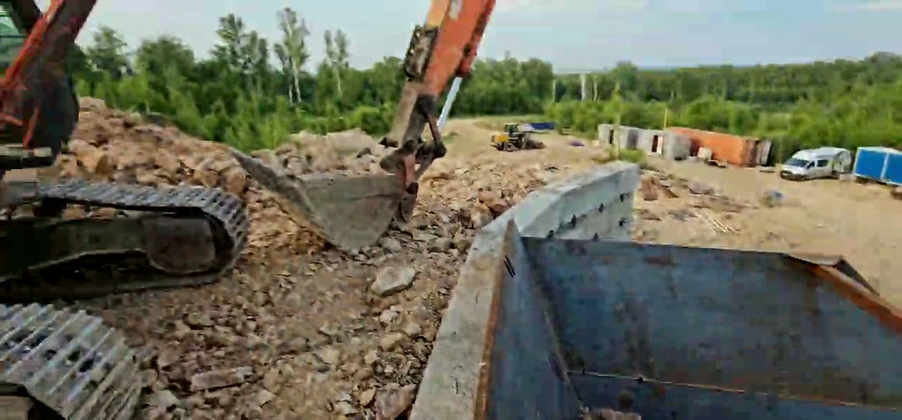 Погрузка щебня экскаватором на карьере